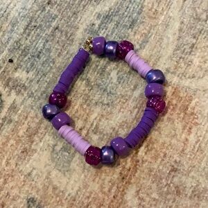 It is a 4 to 5 inch bracelet. It is different shades of purple. Hope you enjoy.